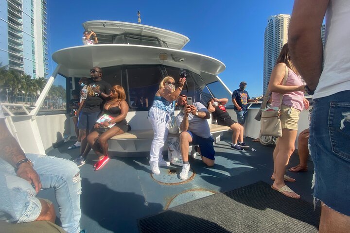 Miami Skyline: Happy Hour Sightseeing Sunset Cruise & Millionaire Homes Miami Skyline: Happy Hour Sightseeing Sunset Cruise & Millionaire Homes