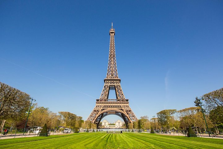 Skip the Line Ticket: Eiffel Tower Summit Priority Access with Host
