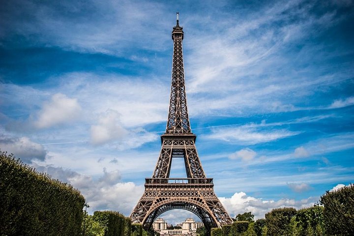 Skip the Line: Eiffel Tower Tour and Summit Access by elevator 