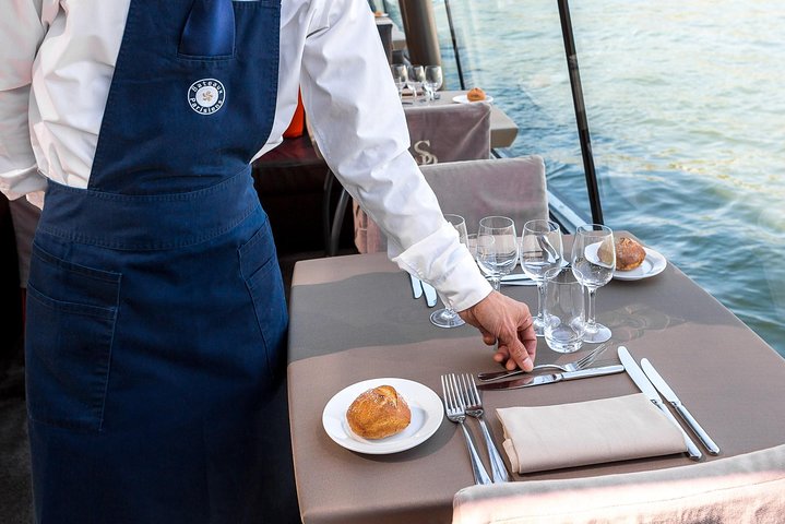Bateaux Parisiens Seine River Gourmet Lunch & Sightseeing Cruise with Live Music