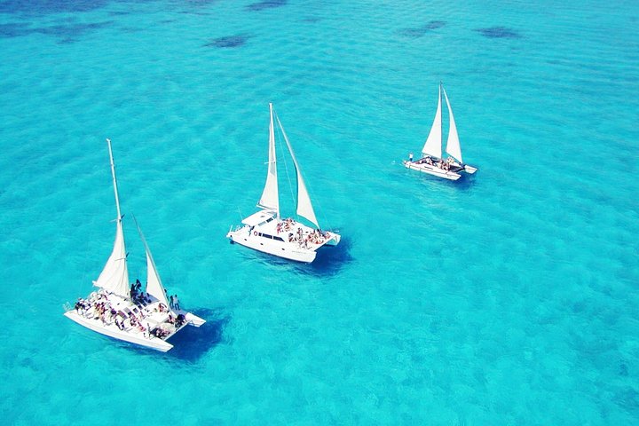 Isla Mujeres Catamaran Tour with Snorkel, Buffet lunch and Open Bar