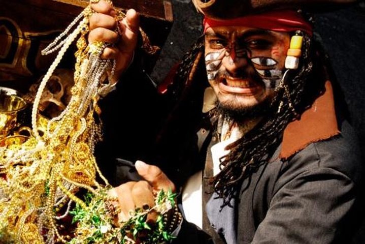 Captain Hook: Pirate Show and Dinner Cruise in Cancun