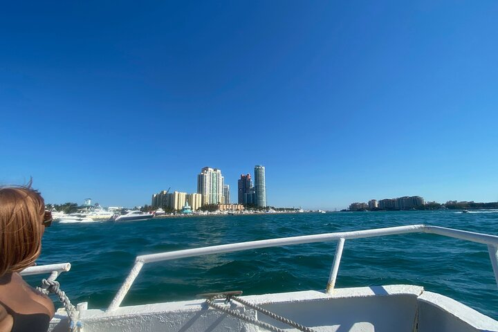 Miami Skyline: Happy Hour Sightseeing Sunset Cruise & Millionaire Homes 