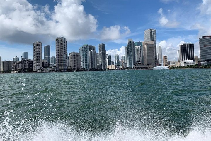 Sightseeing Hurricane Speedboat Tour of Miami