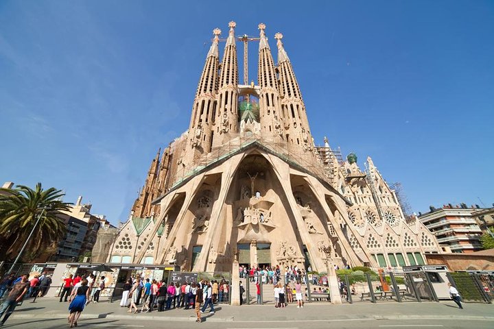 Private Guided Barcelona Highlights Tour with Hotel Pick-up