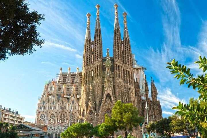 Skip the Line: Park Guell and La Sagrada Familia Guided Tour