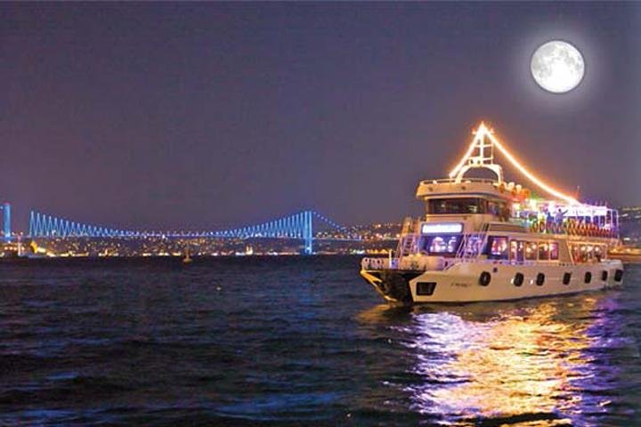 All Inclusive Moonlight Dinner Cruise on The Bosphorus