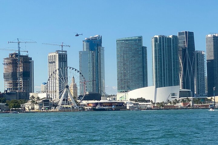 Miami Skyline: Happy Hour Sightseeing Sunset Cruise & Millionaire Homes 